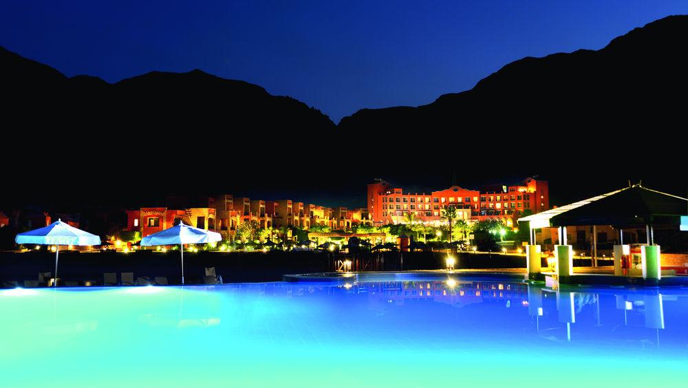 Moevenpick Resort El Sokhna Ain Sukhna Luaran gambar The resort at night