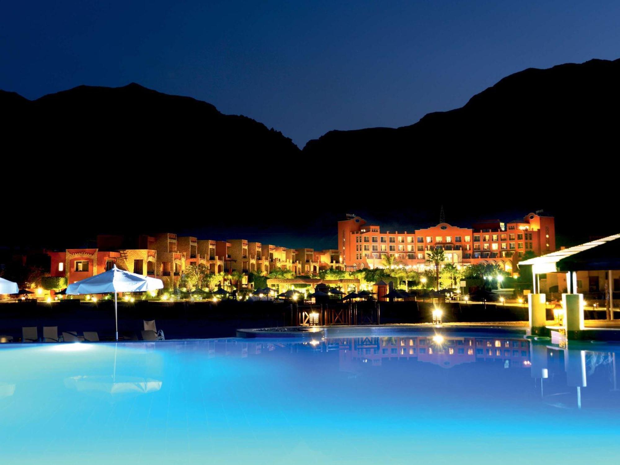 Moevenpick Resort El Sokhna Ain Sukhna Luaran gambar The resort at night